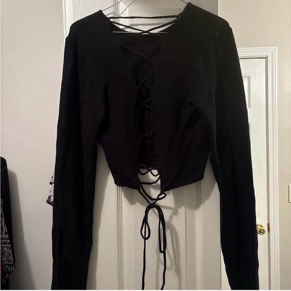 Black long sleeves crop top with lace up back - Picture 2 of 3